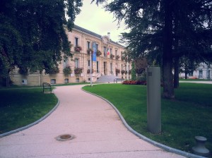 le cher parvis de la mairie